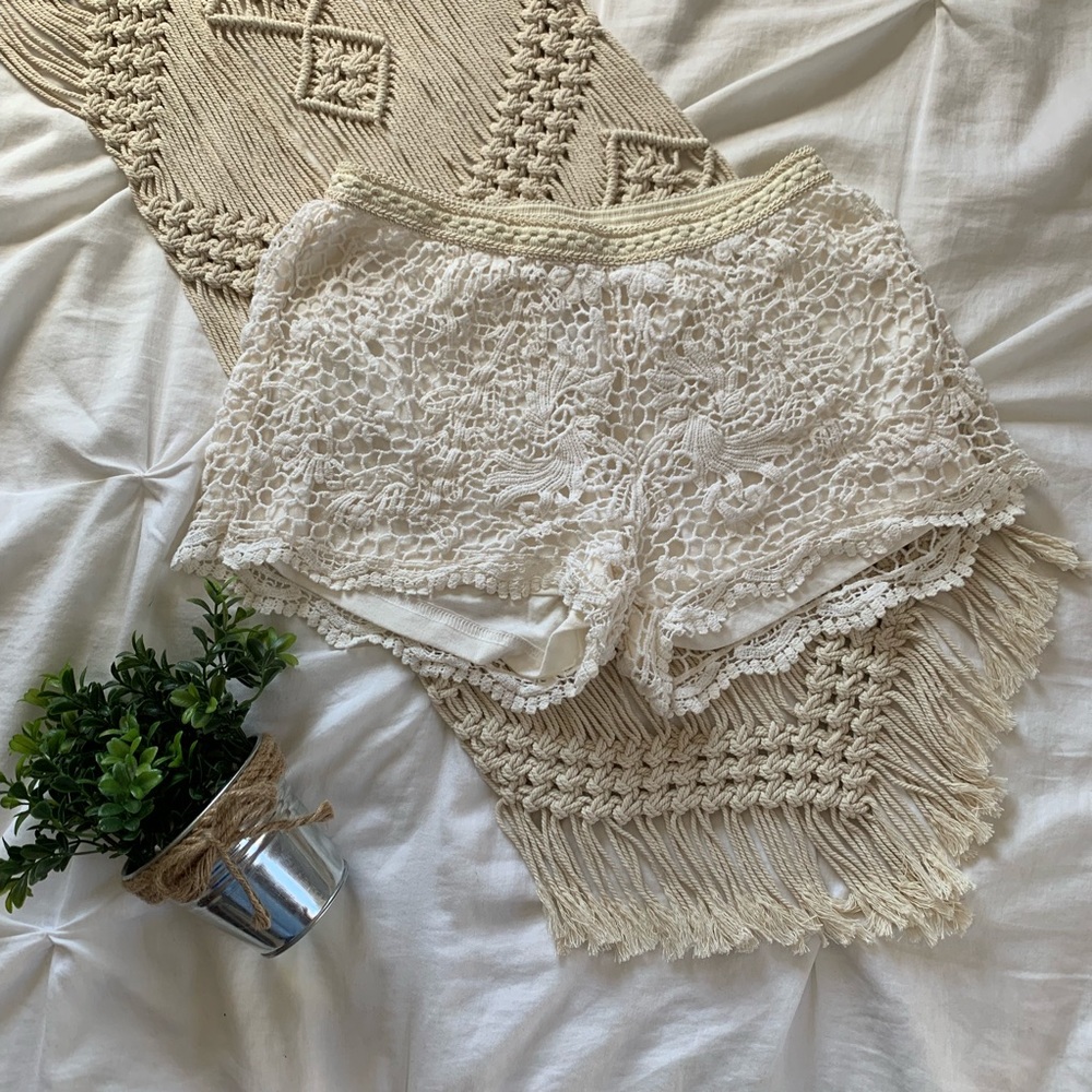 White Lace Shorts🌹